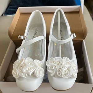 Girl’s white dress shoes size 4